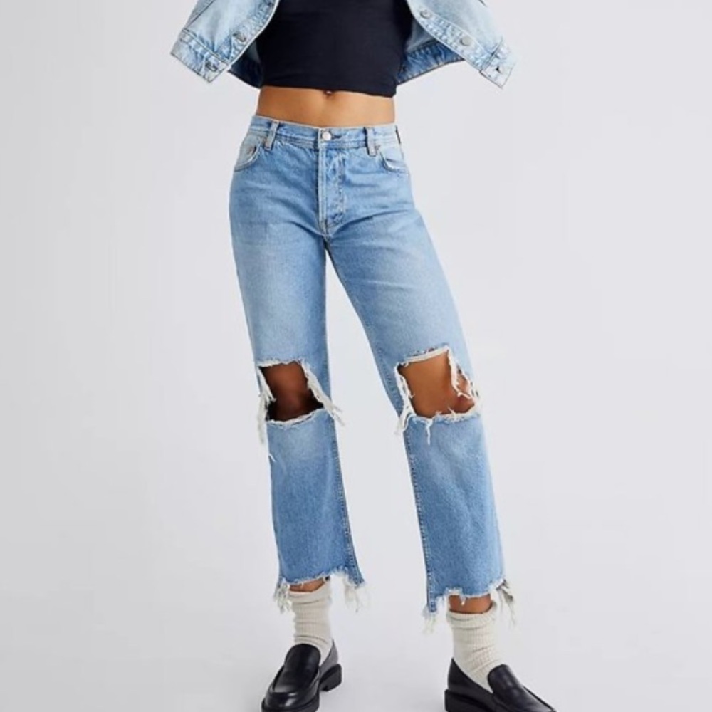 NWOT WE THE FREE FREE PEOPLE MAGGIE MID RISE DISTRESSED STRAIGHT LEG JEANS